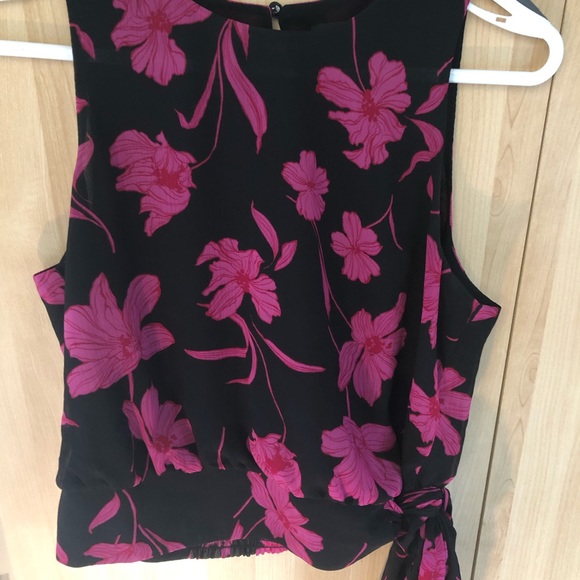 Beautiful sleeveless blouse - Picture 2 of 4